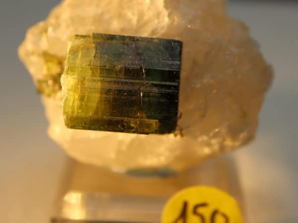 Tourmaline verte sur quartz