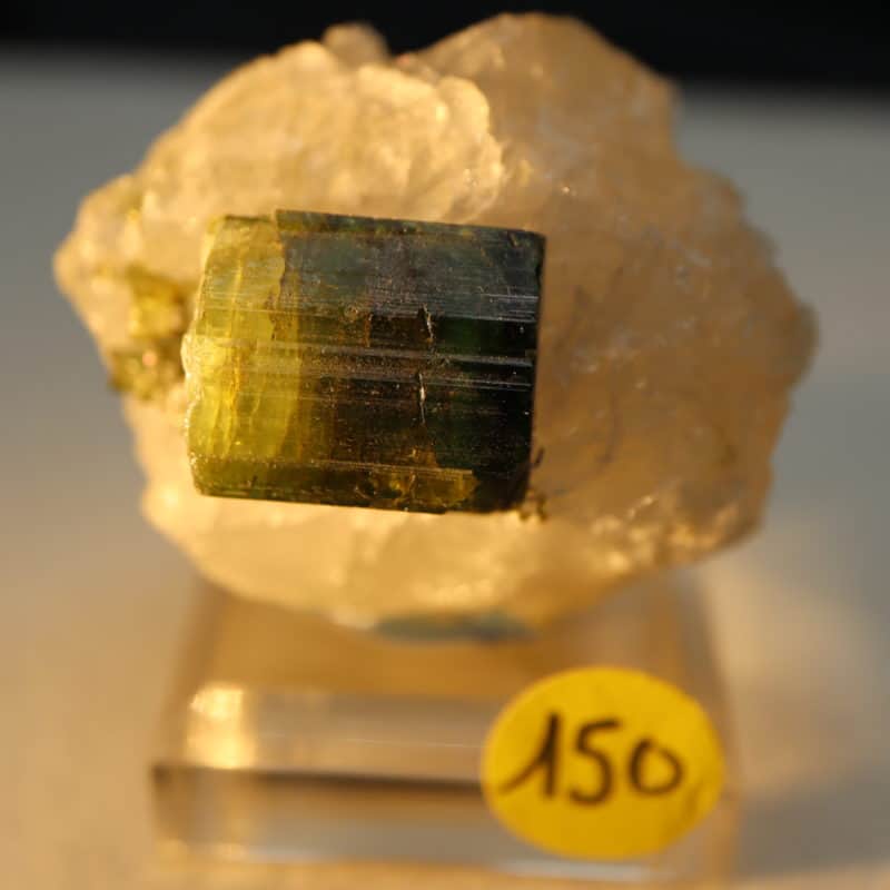 Tourmaline verte sur quartz