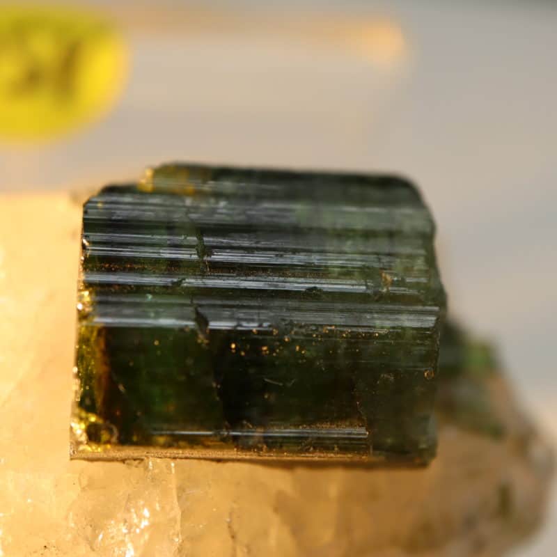 Tourmaline verte sur quartz