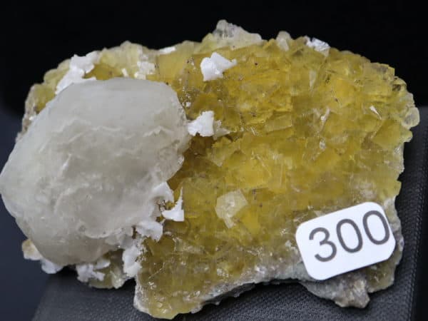 Calcite sur fluorite et dolomite