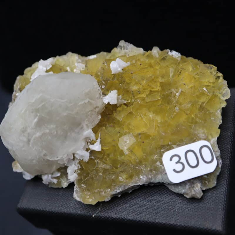 Calcite sur fluorite et dolomite