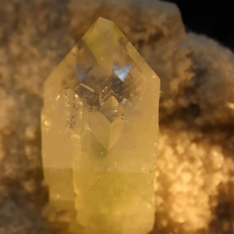 Cristal apophyllite calcédoine blanche