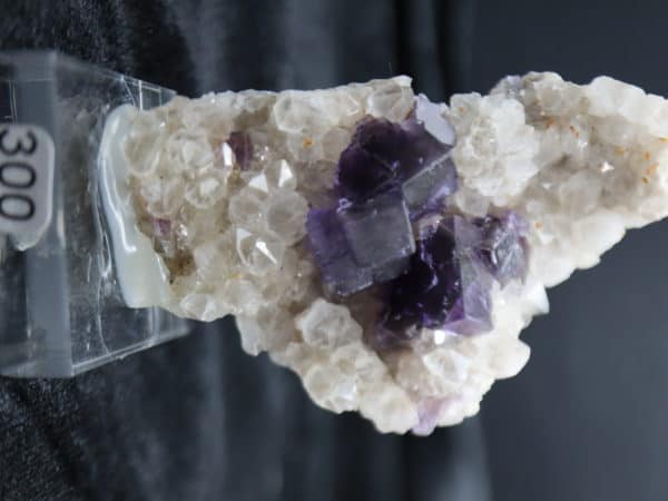 Cubes fluorite sur quartz