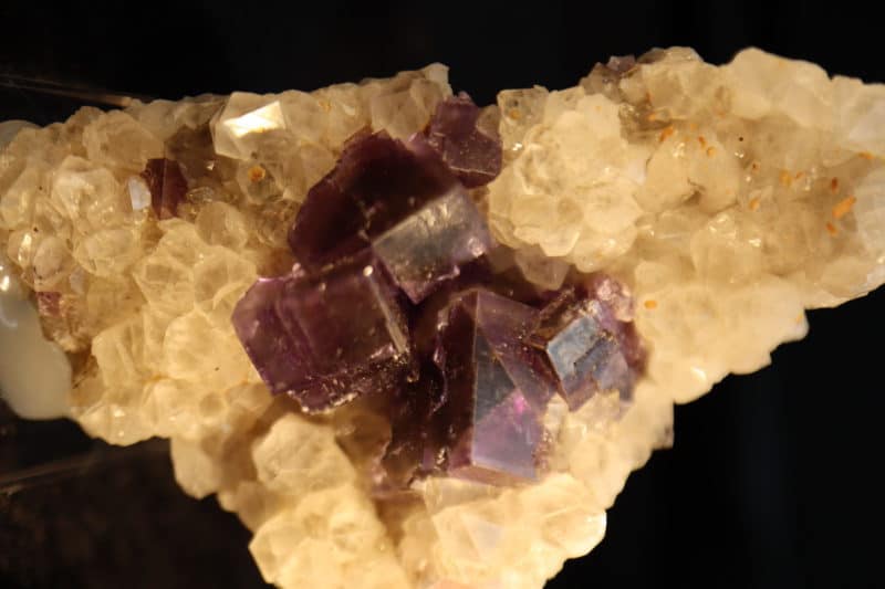 Cubes fluorite sur quartz