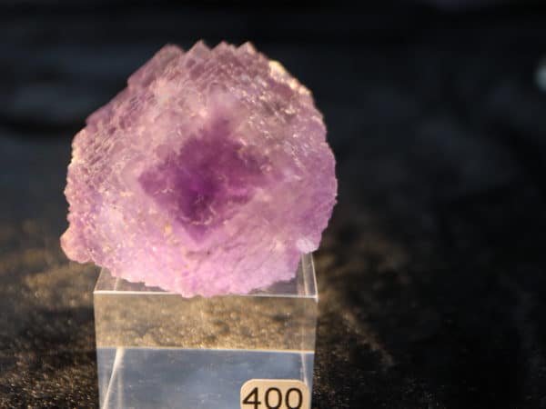 Cube violet de fluorite