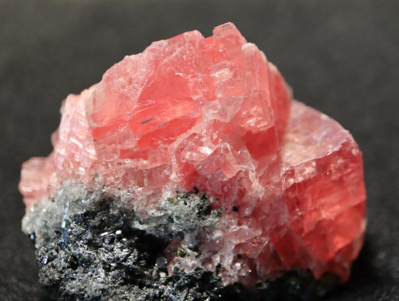 Rhodocrosite Colorado. Rhodocrosite cristallisée en rhomboèdres avec petit cristal de fluorine violette . Mine de Sweet home, Alma. 6cmx4cm.