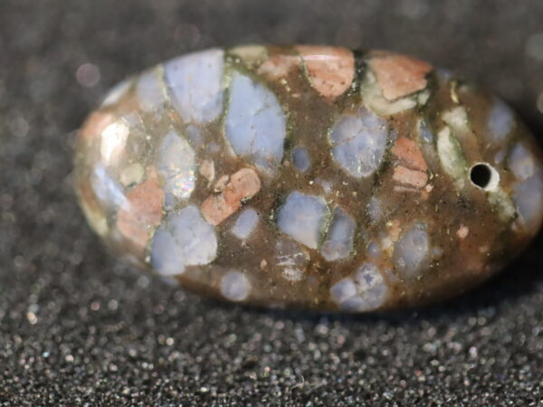 Larvikite cabochon perçé