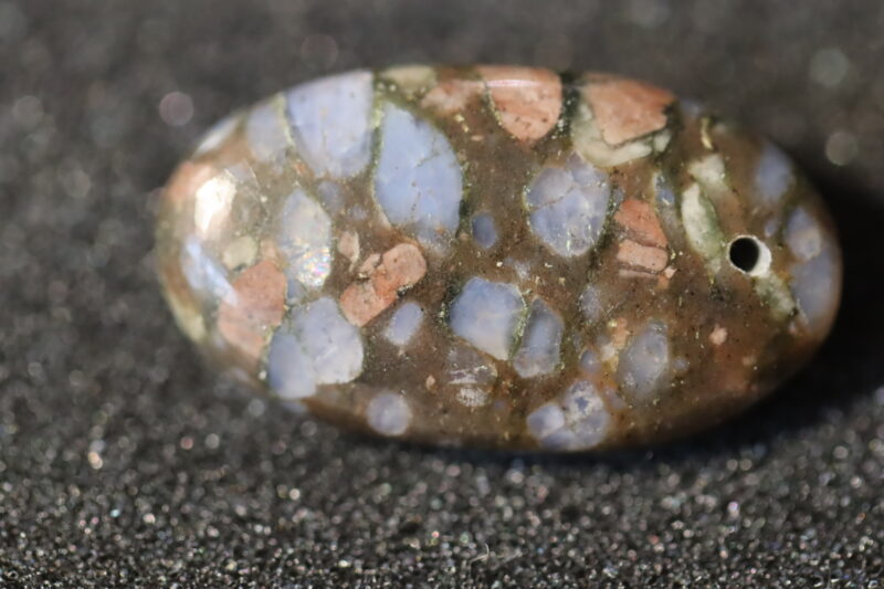 Larvikite cabochon perçé