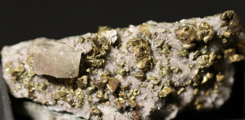 Apatite sur chalcopyrite n1