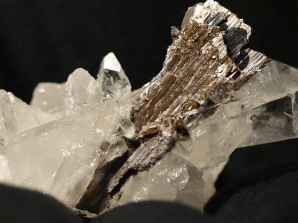 Brookite sur quartz 3