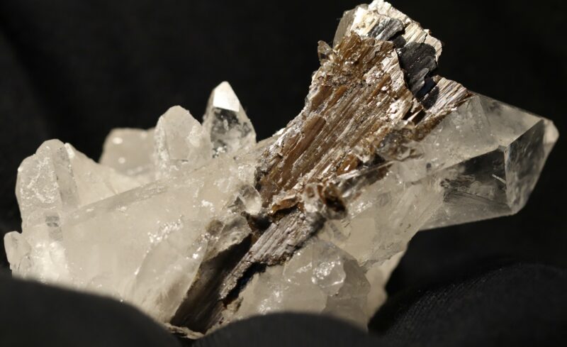 Brookite sur quartz 3