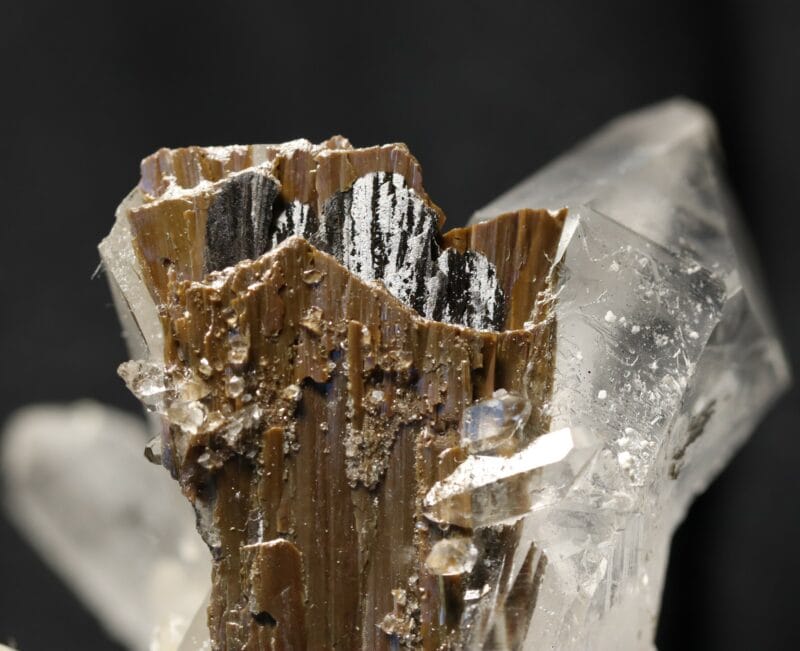 Brookite sur quartz 3