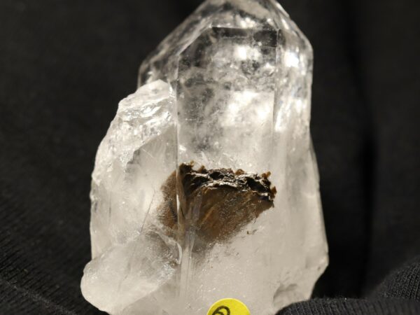 Brookite sur quartz 1