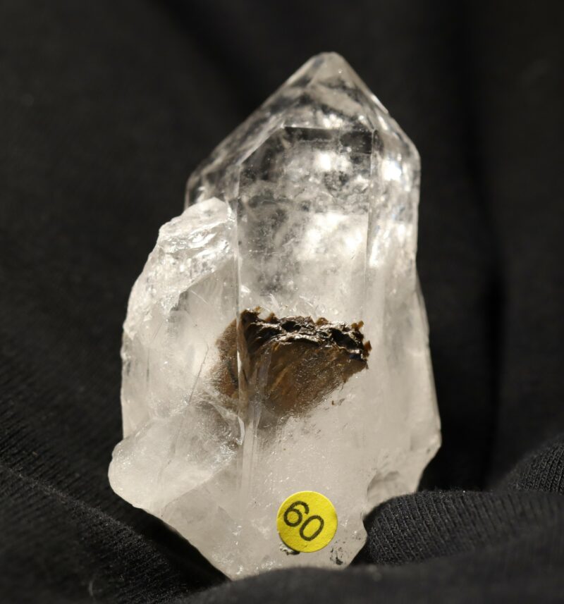 Brookite sur quartz 1