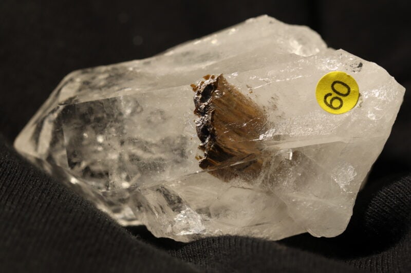 Brookite sur quartz 1