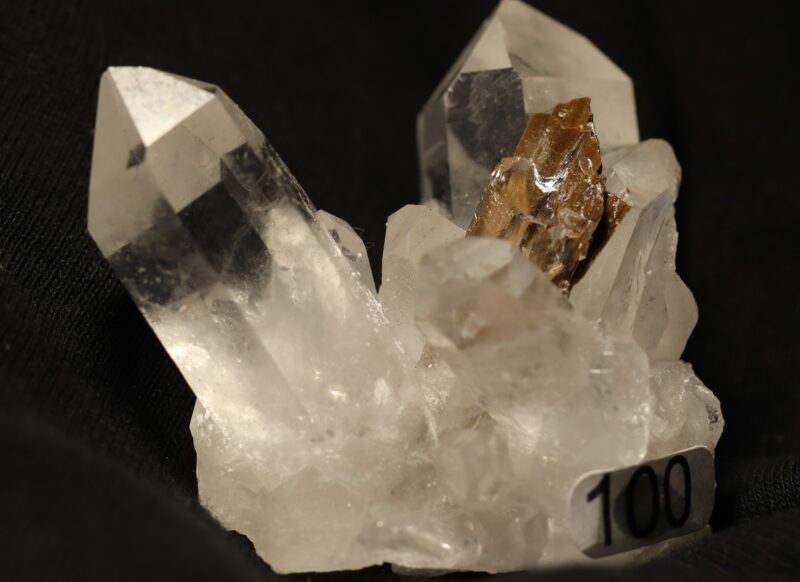 Brookite sur quartz 2