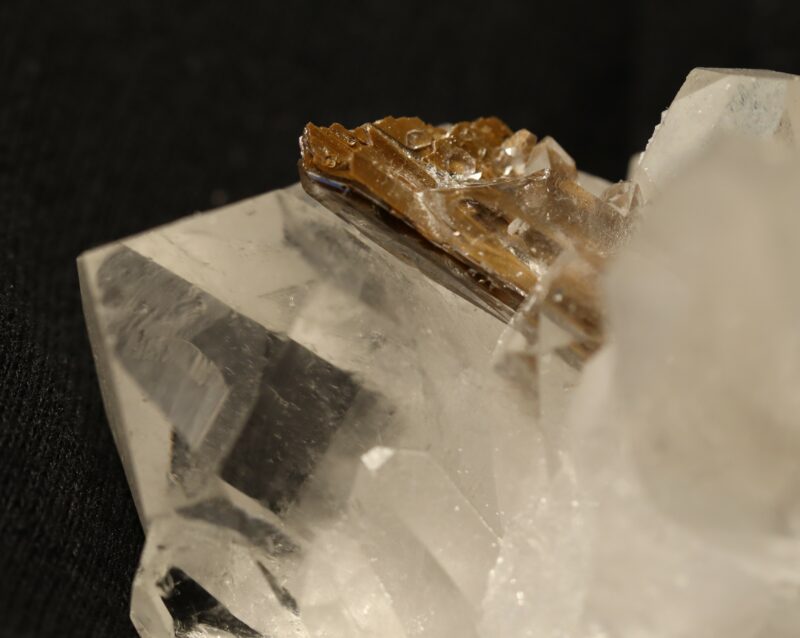 Brookite sur quartz 2