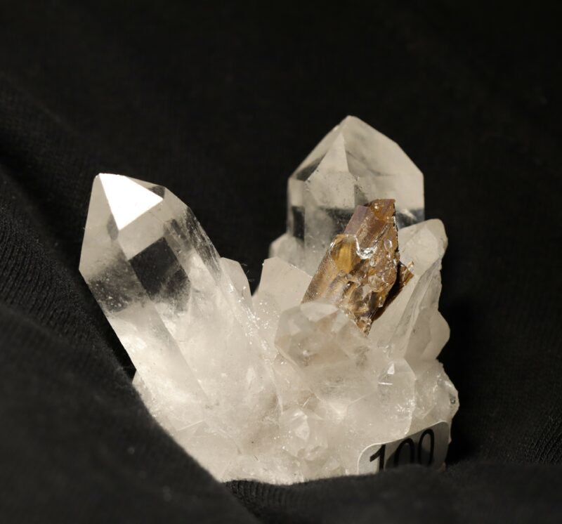 Brookite sur quartz 2