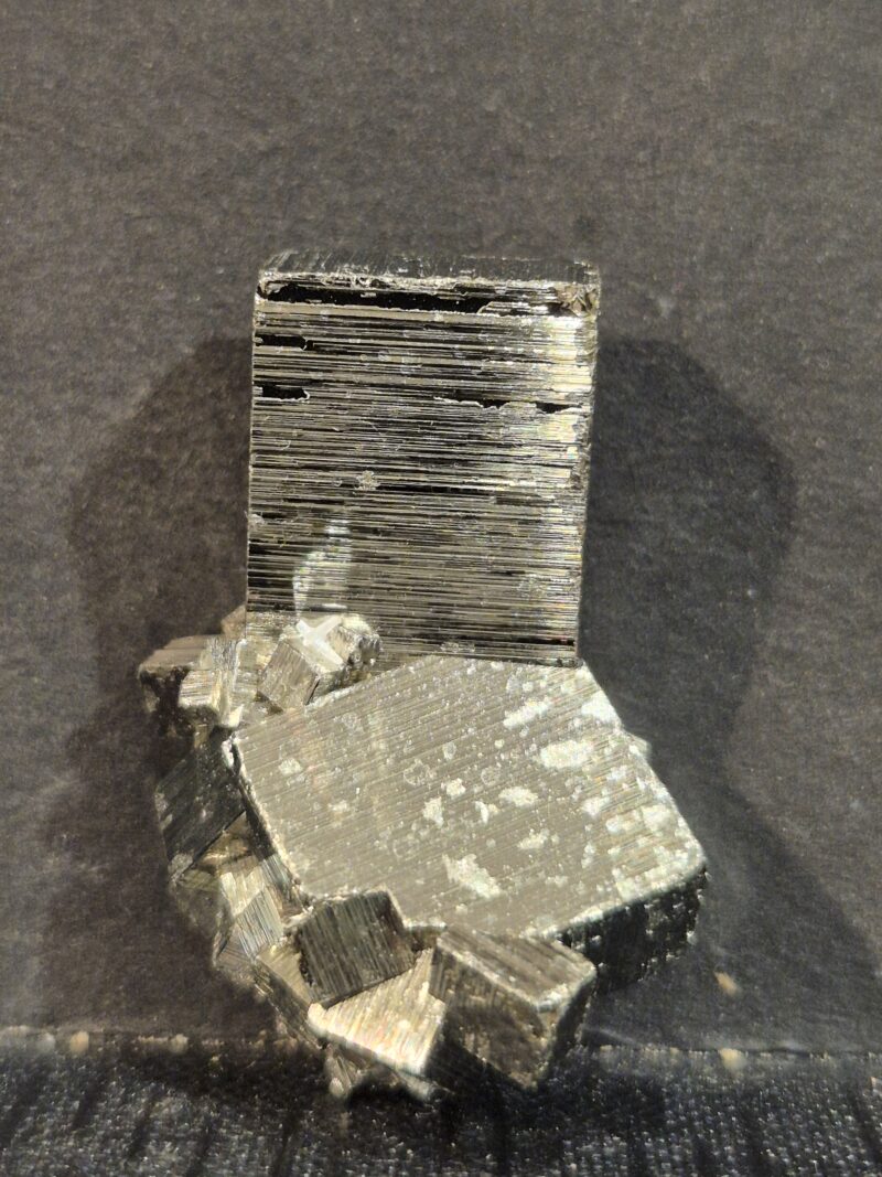 Pyrite cube plat