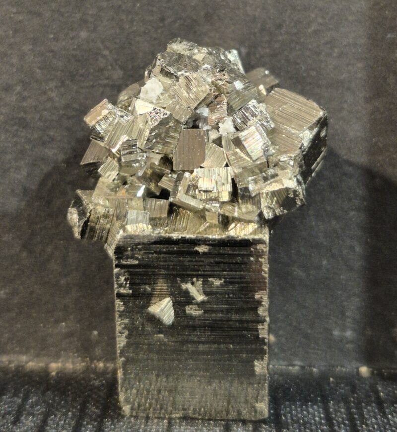 Pyrite cube plat