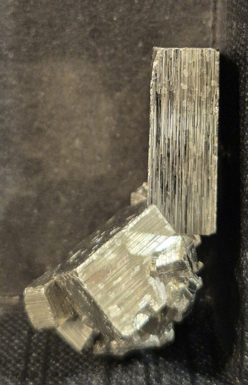 Pyrite cube plat