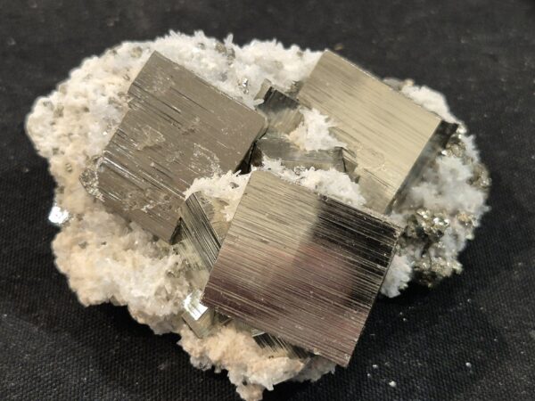 Pyrite gros cube et quartz