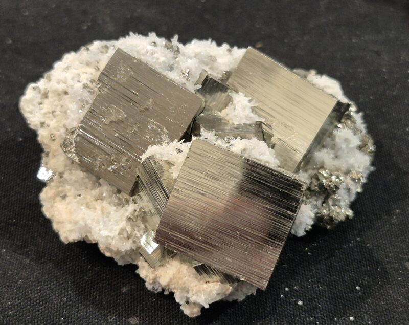 Pyrite gros cube et quartz