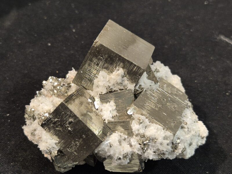 Pyrite gros cube et quartz