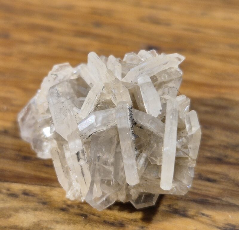 Catapléite. La catapléite est un silicate de sodium et de zirconium hydraté. Cristaux tabulaires minces. carrière poudrette, Québec.