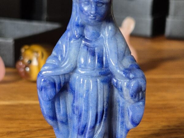 Vierge en quartz bleu