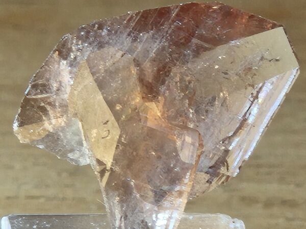 Axinite cristal flottant