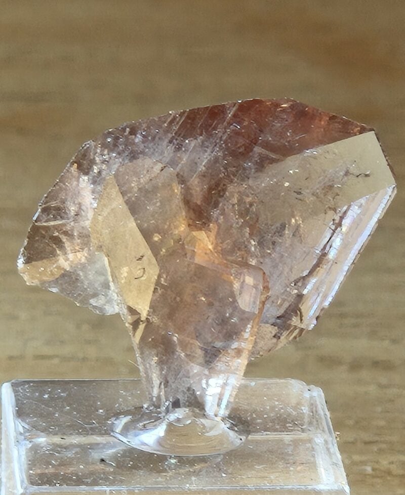 Axinite cristal flottant