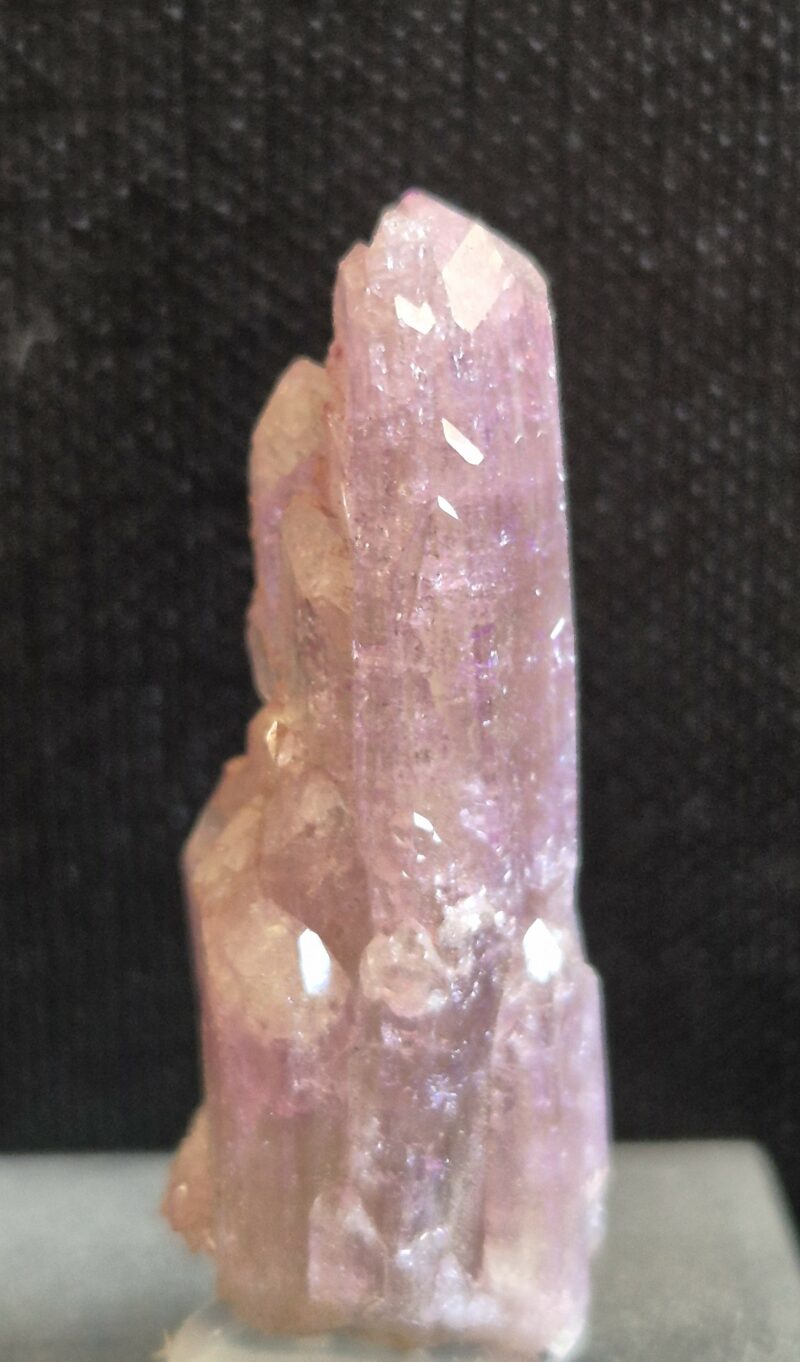 Quartz fantôme chloriteux. Joli pointe de cristal transparent avec fantôme de croissance en lodolite bien visible. Corinto, Brésil.