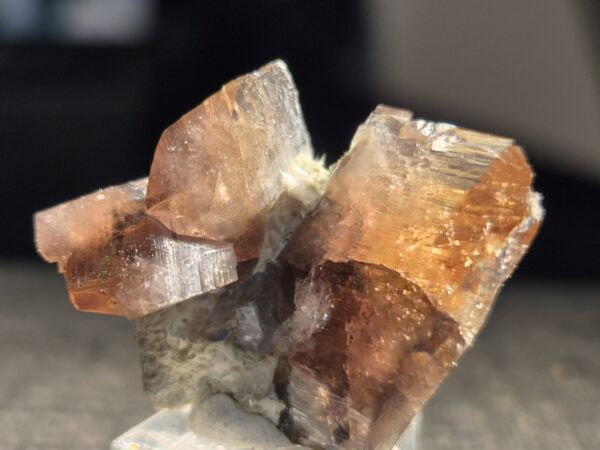 Axinite des fentes alpines