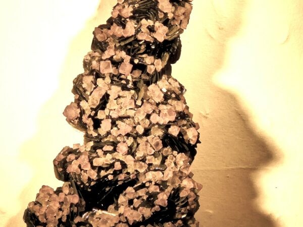 Fluorite octaèdre rose sur Hématite