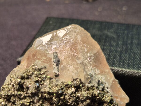 Fluorite rose et pyrite