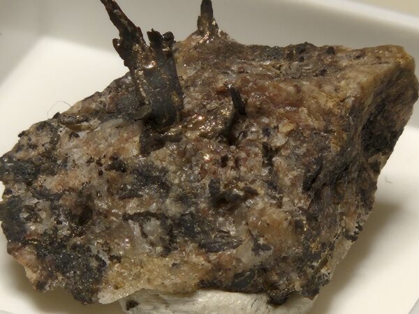 Argent natif filament sur guangue