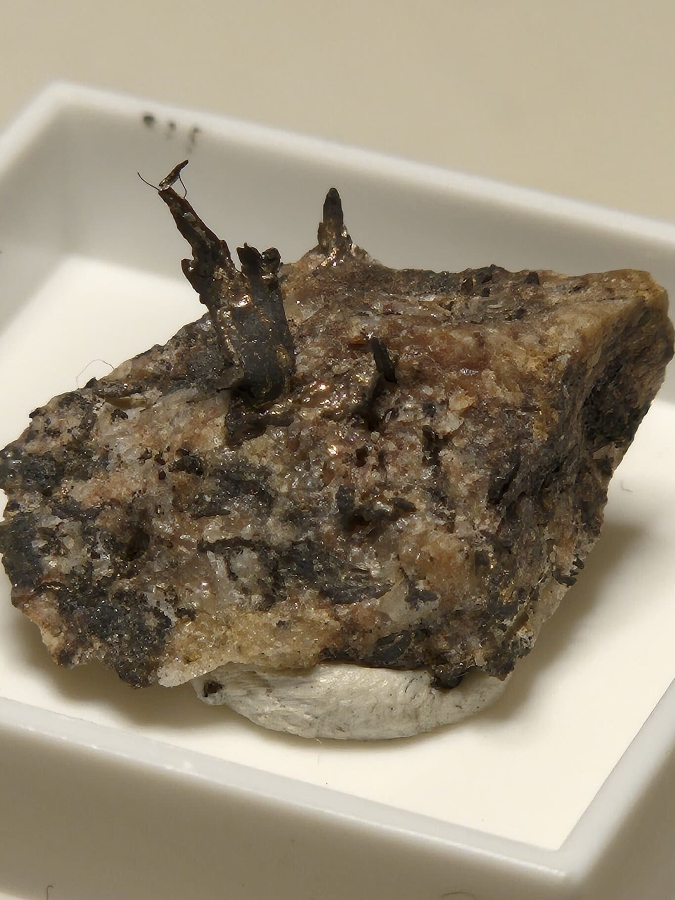 Argent natif filament sur guangue