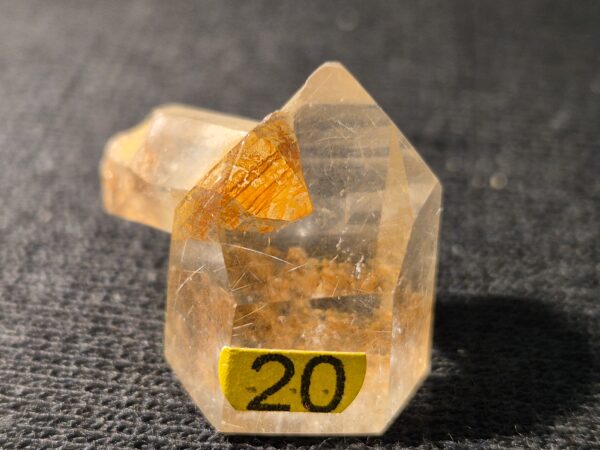 Cristal inclus dans quartz