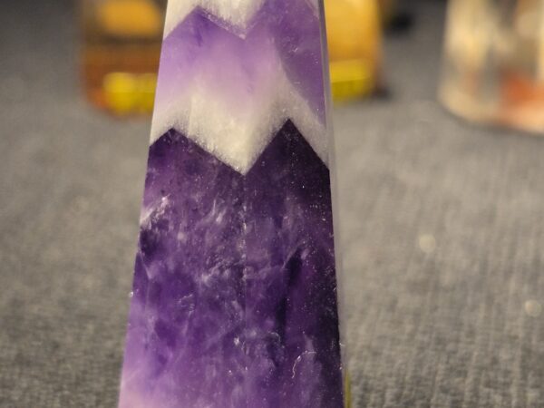 Améthyste chevron obélisque