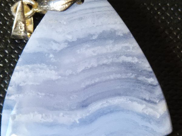 Calcédoine pendentif triangle