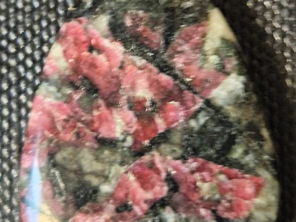Eudialyte goutte cabochon