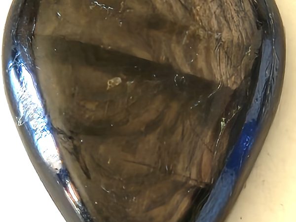 Hyperstène cabochon goutte