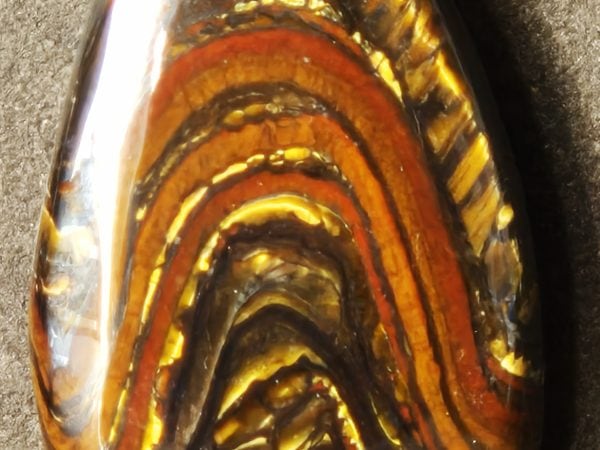 Oeil de fer cabochon goutte