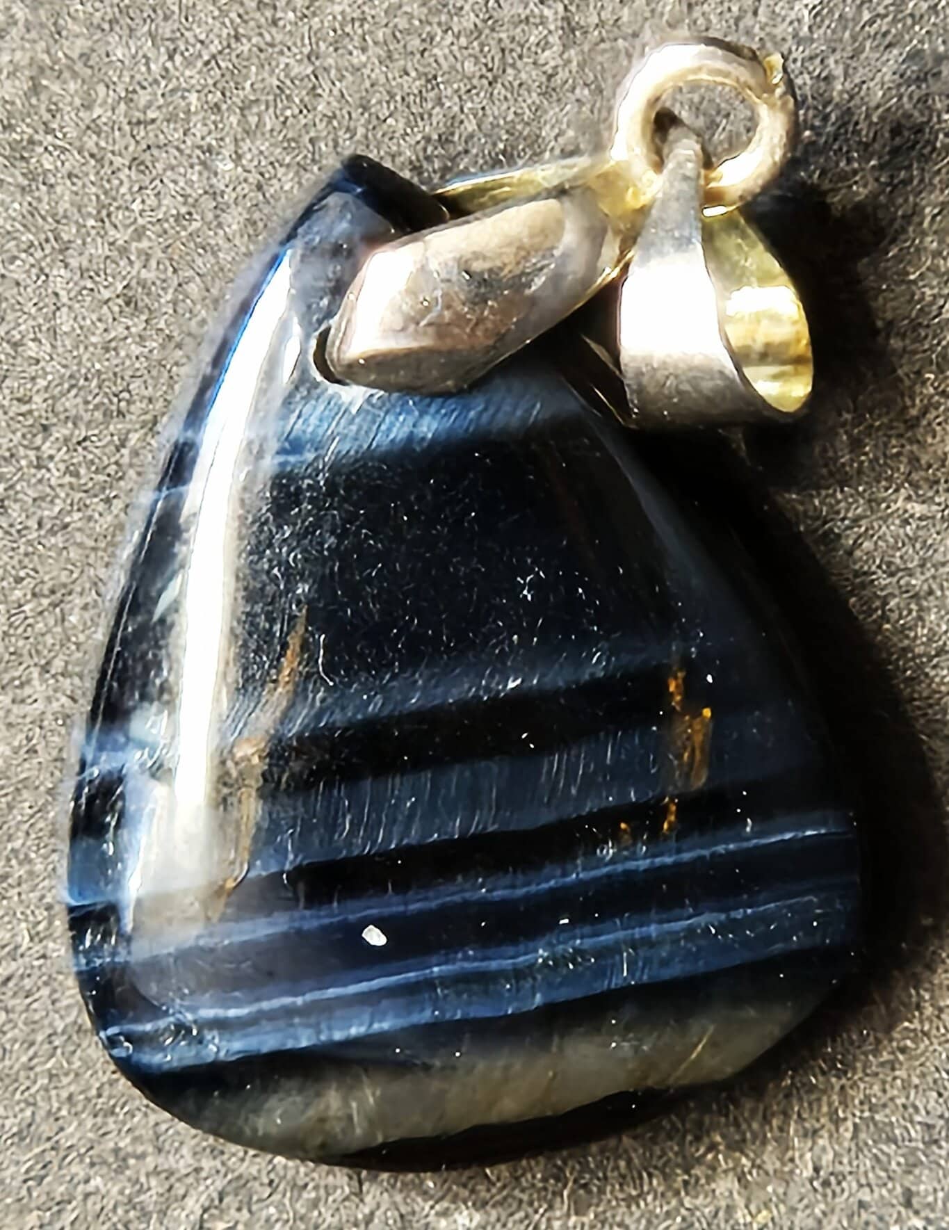 Oeil de faucon pendentif larme