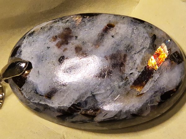 Astrophyllite pendentif cabochon
