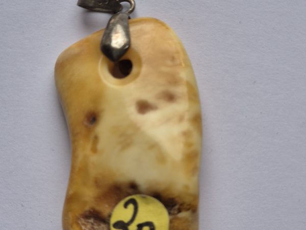 Ambre laiteuse percée