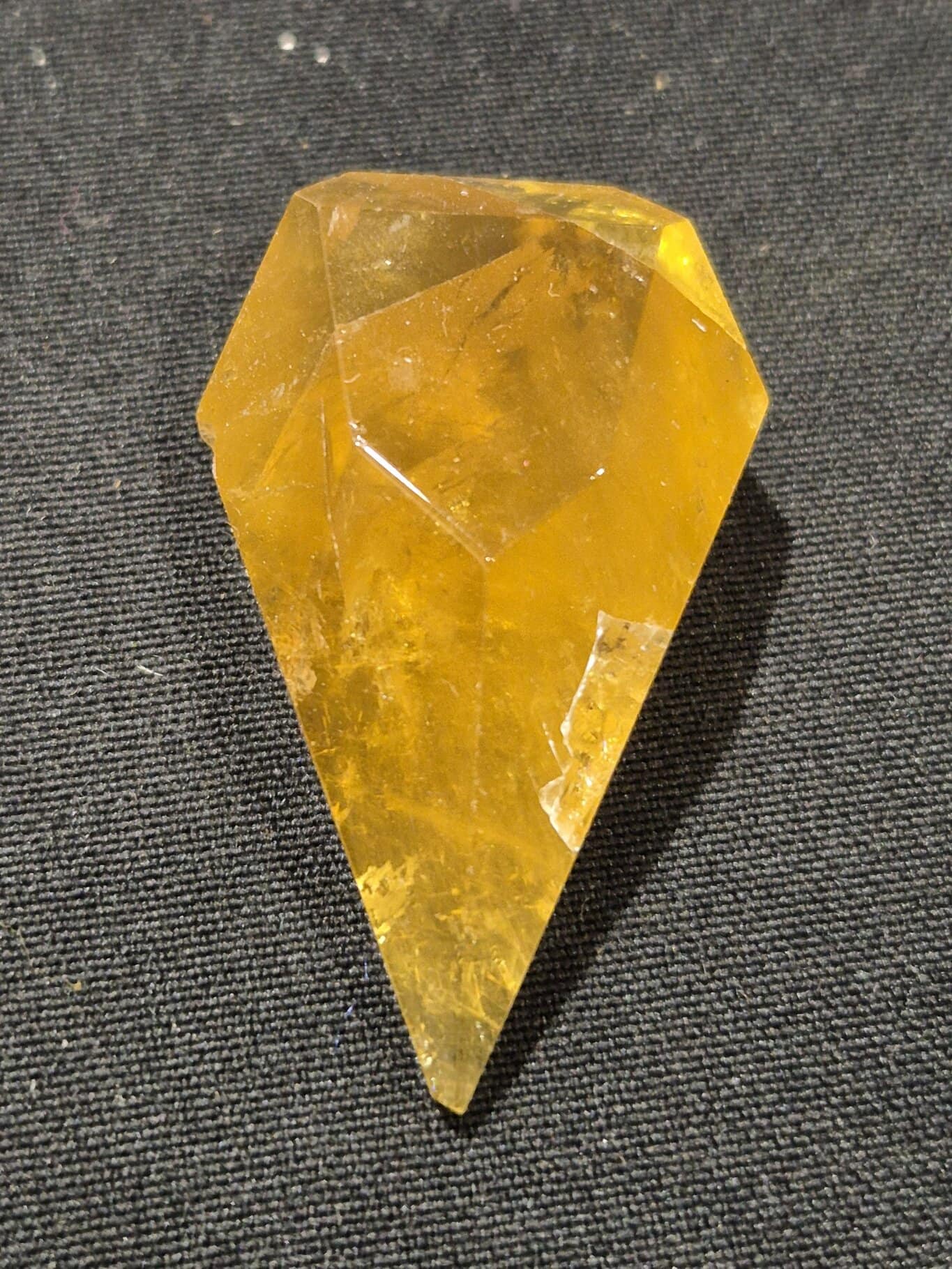 Polyèdre de fluorite Valzergues