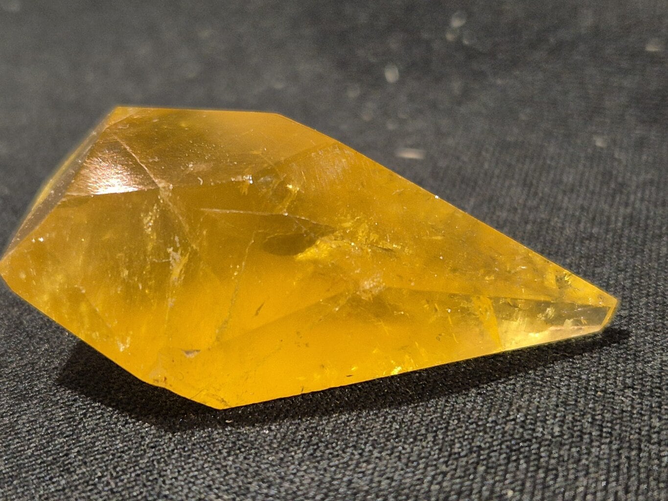 Polyèdre de fluorite Valzergues