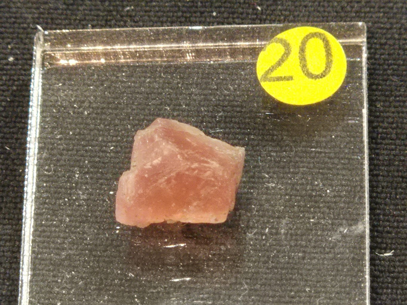 Fluorite octaèdre rose n6